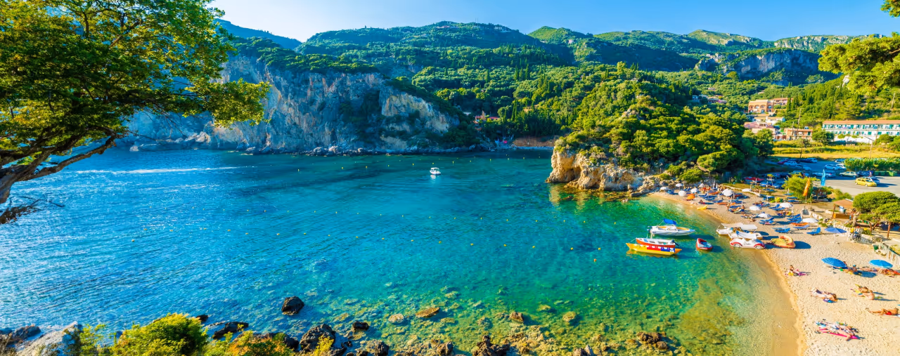 Bucht mit Booten und Strand auf Korfu, Griechenland