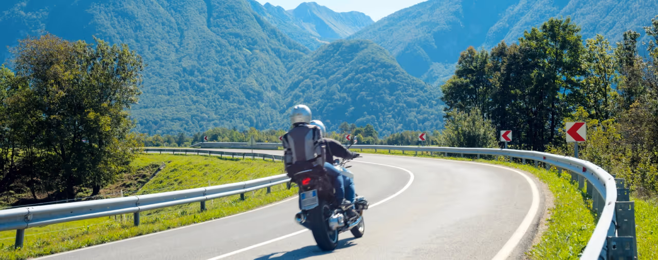 Motorradfahrer auf Landstraße in Slowenien