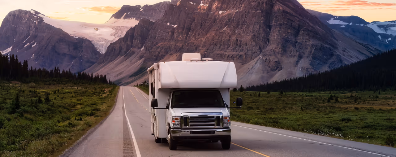 camper in den rocky mountains, kanada