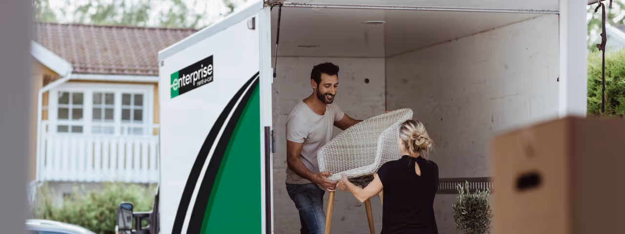 enterprise transporter umzug moebel und karton ausladen