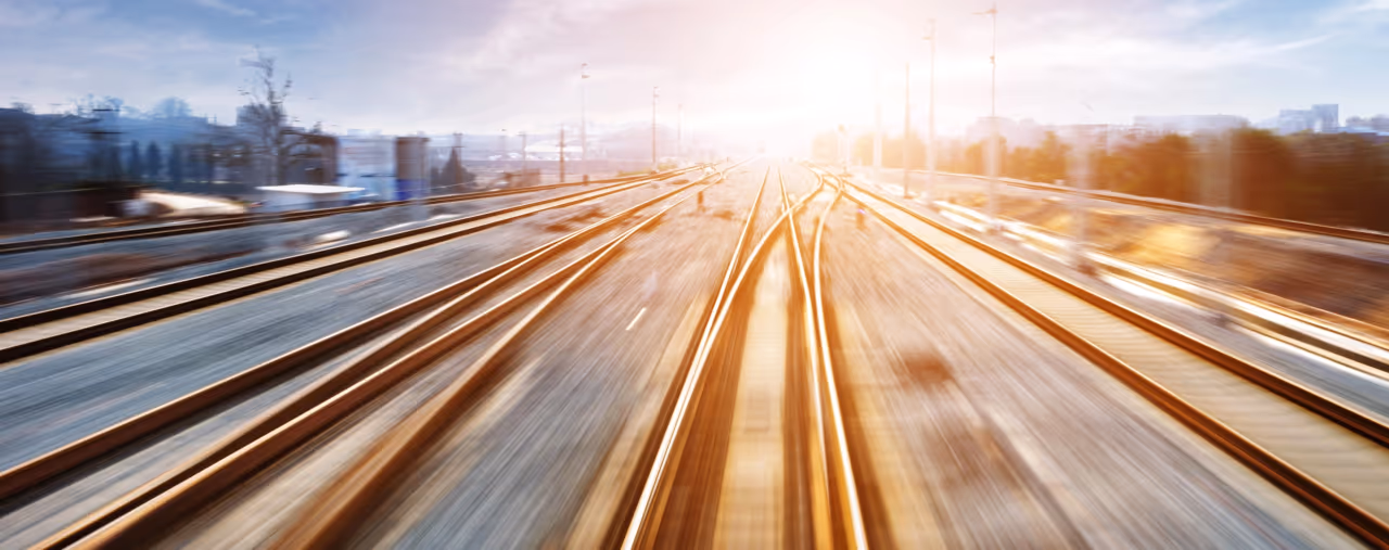 Zug Gleise im Sonnenlicht