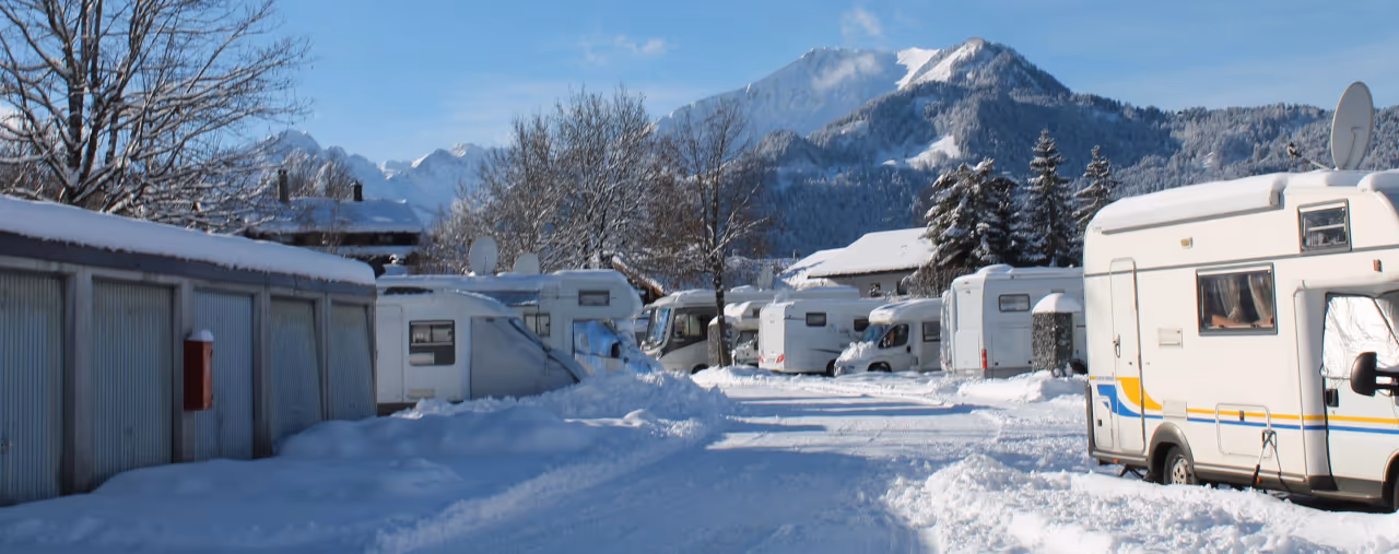 wintercamping, wohnmobil im schnee auf campingplatz
