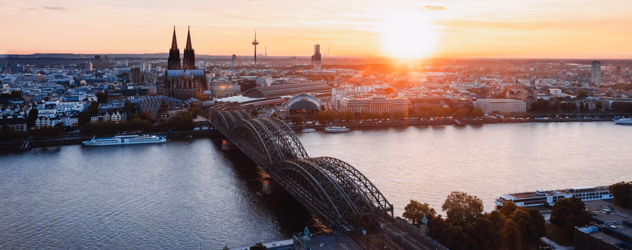 Panoramablick auf Köln mit Dom und Hohenzollernbrücke