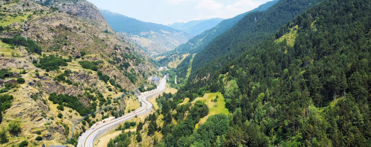 Straße in den Bergen von Andorra