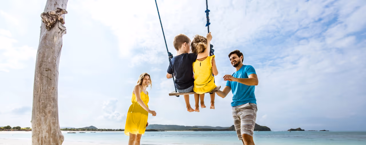 familie schaukel am meer, hertz autovermietung