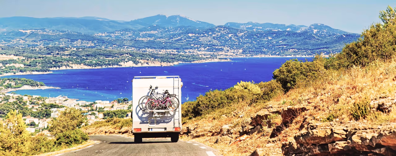 fankreich, camper mit fahrrädern auf strasse am meer