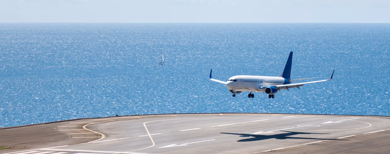 Flugzeug bei der Landung am Funchal Airport auf Madeira