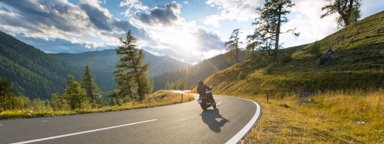 motorrad landschaft fotolia 198020043