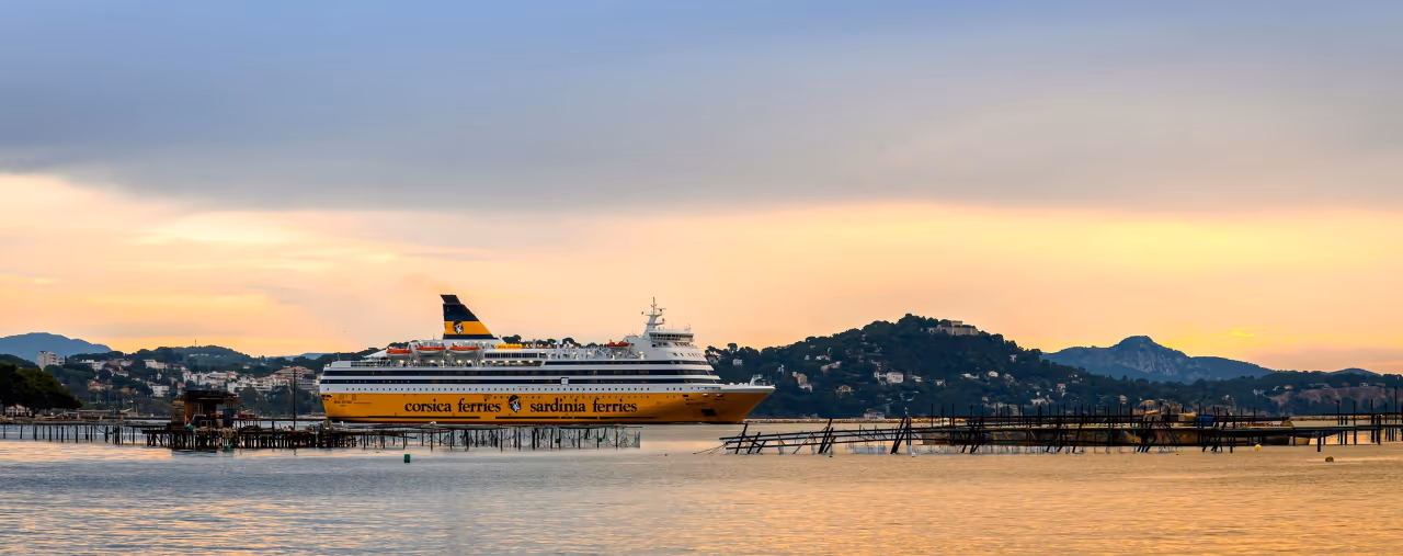 Fähre fährt über Wasser bei Sonnenuntergang