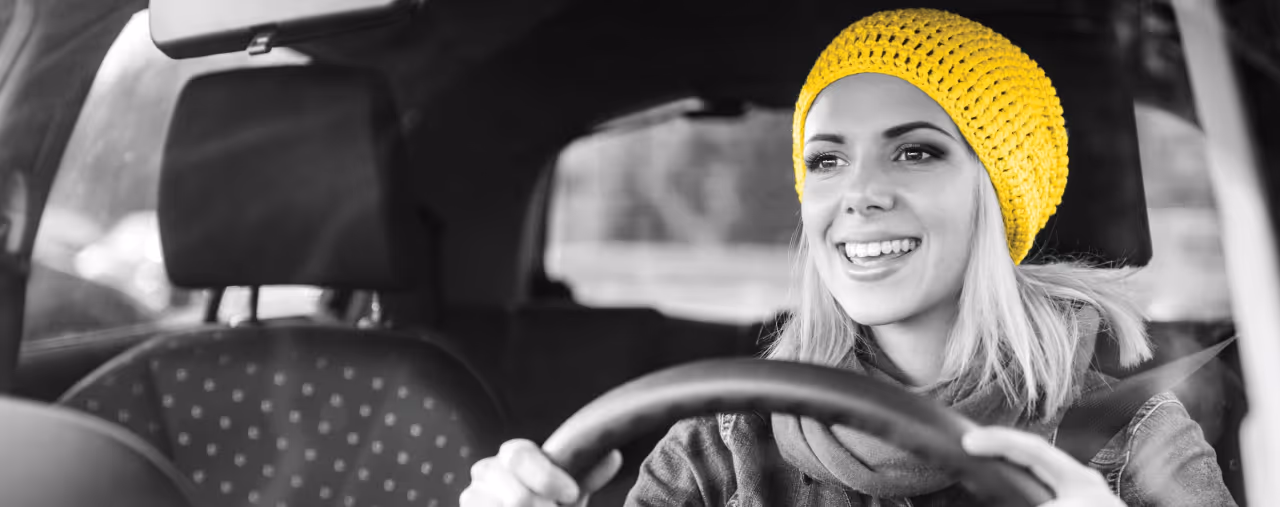 gelbe mütze frau am steuer, hertz autovermietung