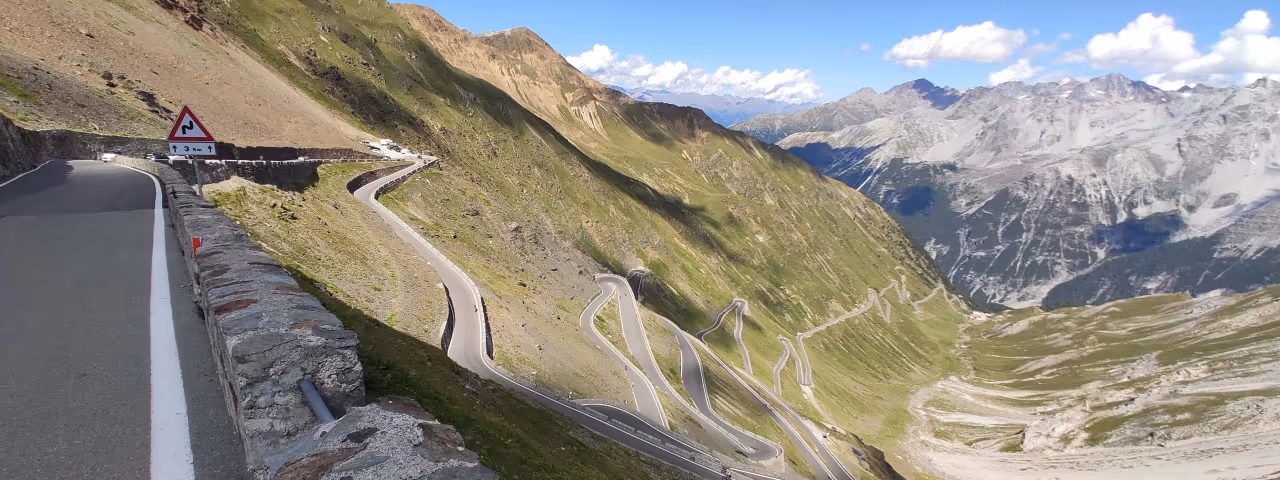 Serpentinen am Stilfser Joch in Südtirol