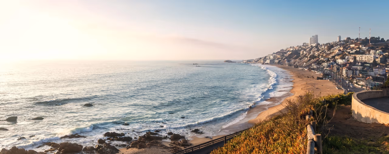 Panorama-Luftaufnahme des Strandes von Reñaca bei Sonnenuntergang in Viña del Mar, Chile