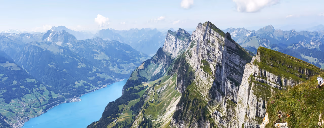 Panoramablick auf Berge und See, Walenstadt, Schweiz