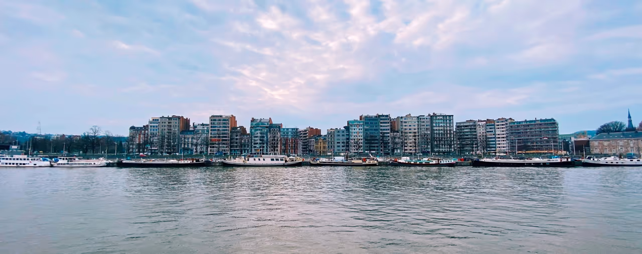 Küstenpanorama mit Häuserfront am Quais Marcellis in Lüttich, Belgien