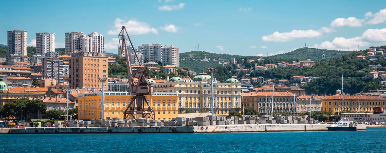 Blick auf den Hafen von Rijeka, Kroatien