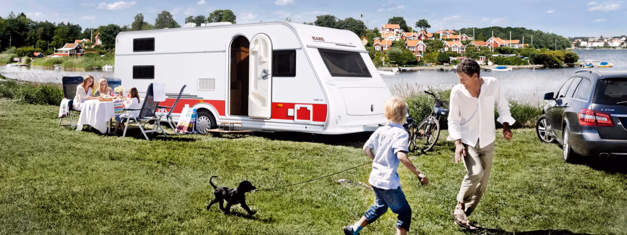 sommer urlaub familie mit hund wohnwagen husvagn