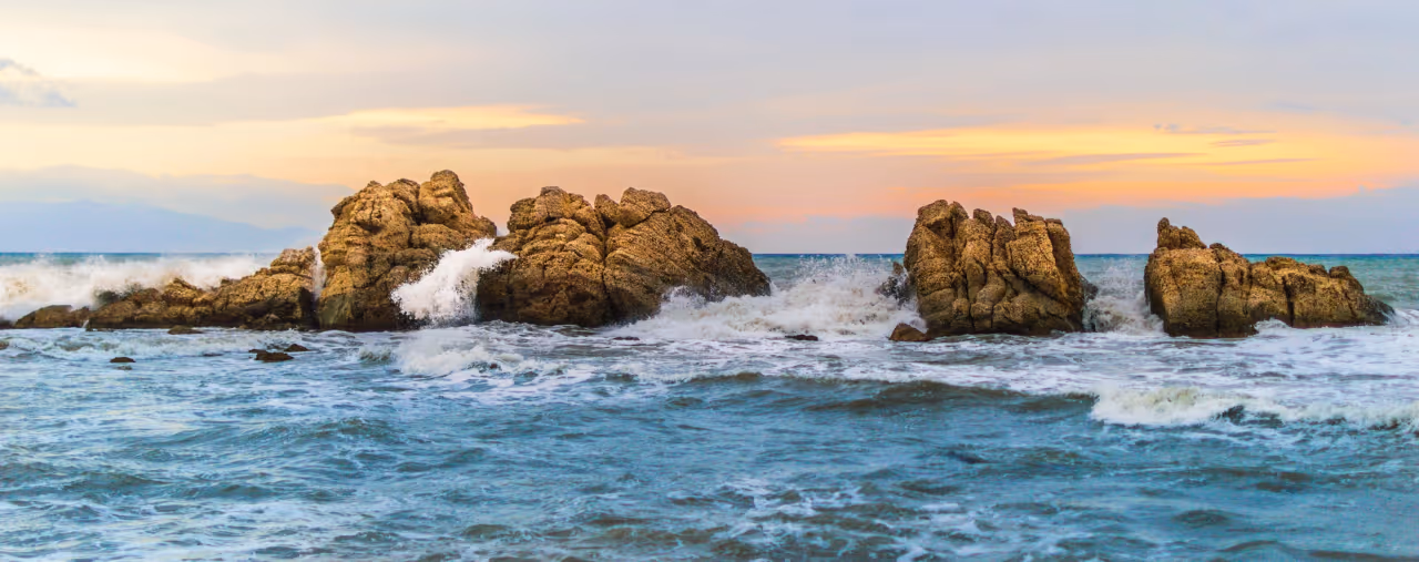 Felsen im Meer vor Preveza, Griechenland