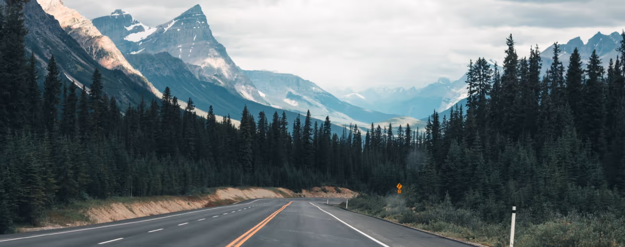 Straße durch den Jasper Nationalpark in Kanada