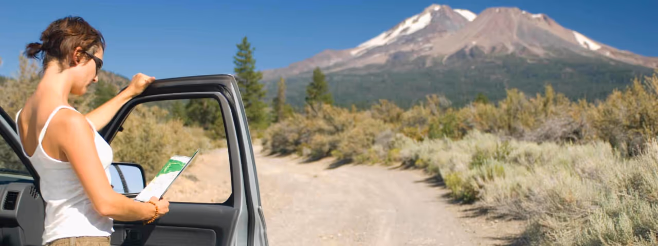 frau karte berg landschaft