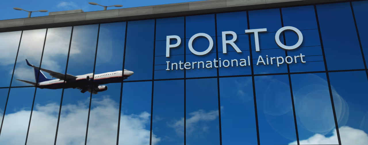 Schriftzug Porto International Airport am Flughafen Porto