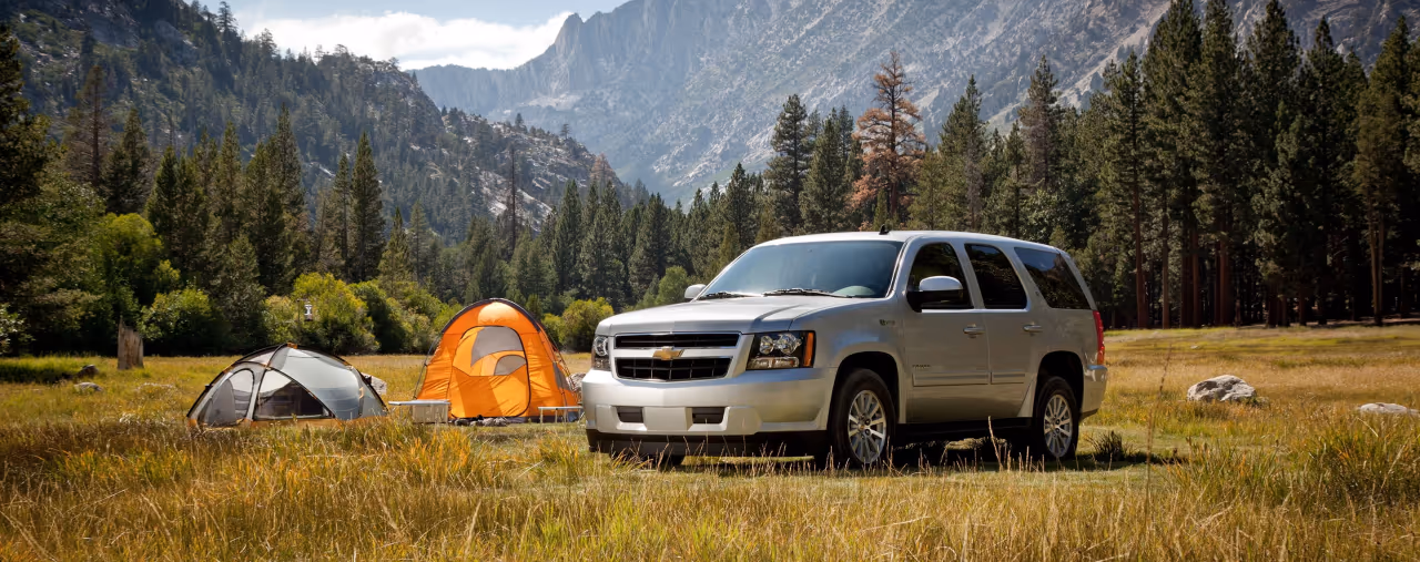 national car rental, suv mit Zelten auf einer Wiese