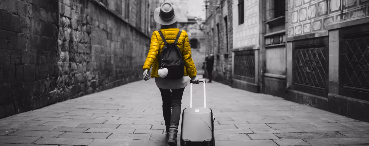 gelbe jacke, koffer reise, stadt gasse, hertz autovermietung