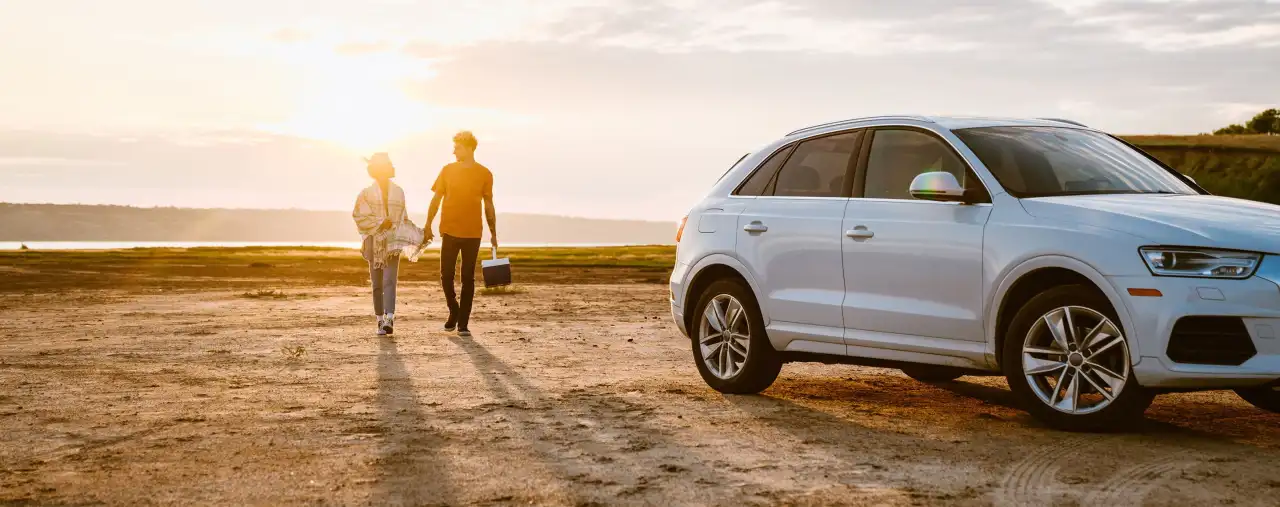 reise als paar, weisser mietwagen