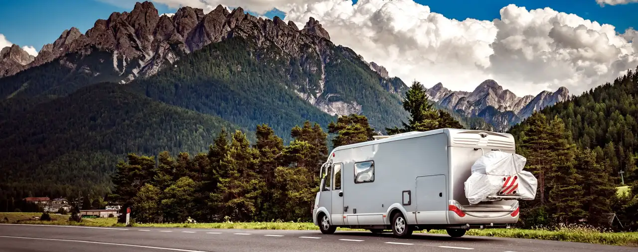 reisemobil auf-straße in bergregion, italien