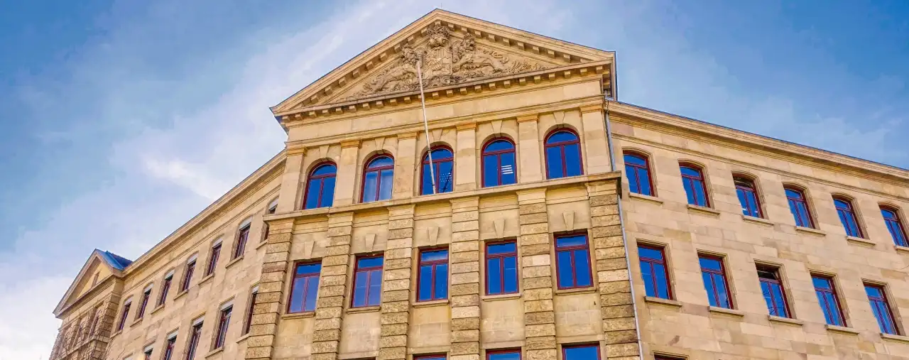 Fassade eines städtischen Gebäudes in Landau in der Pfalz