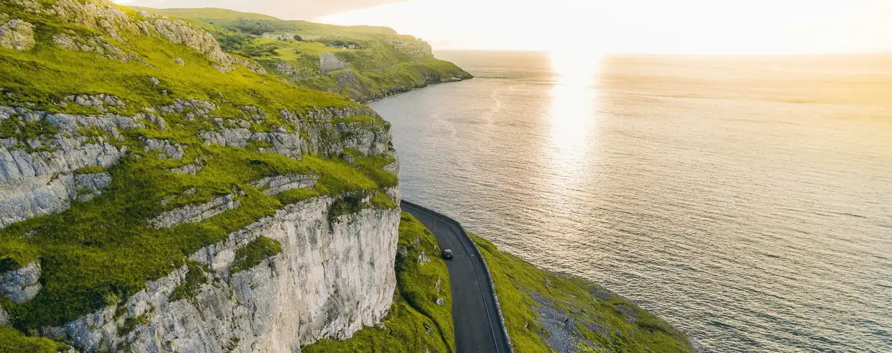 Blick auf Küstenstraße am Great Orme in Llandudno, Wales