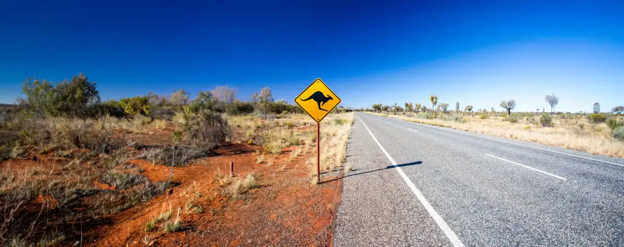 Straße in Australien mit Schild Achtung Känguru