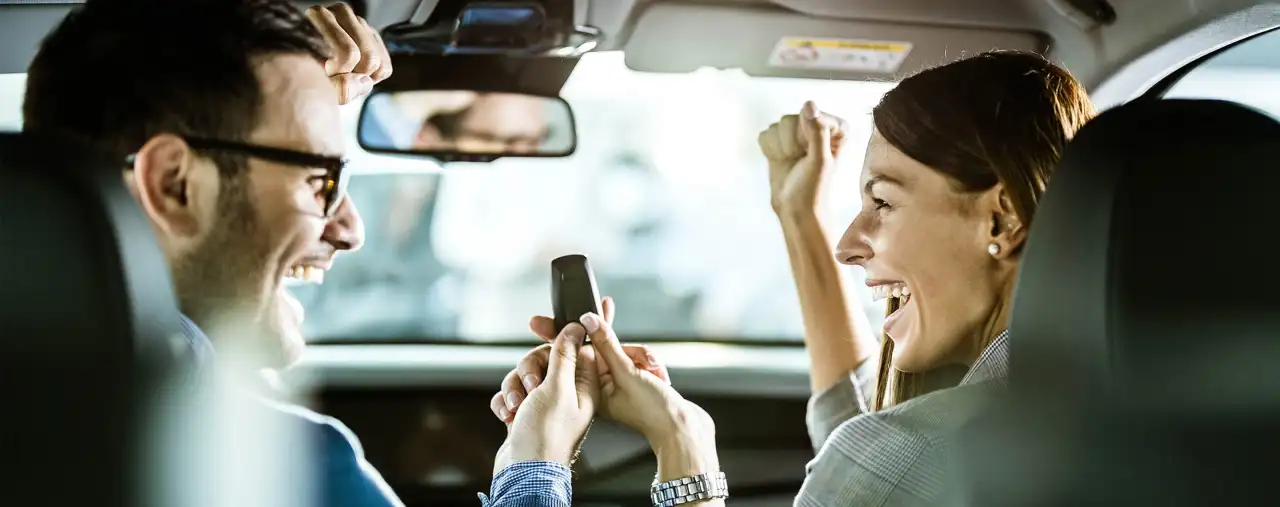 Glückliches Paar in einem Auto, Mann und Frau