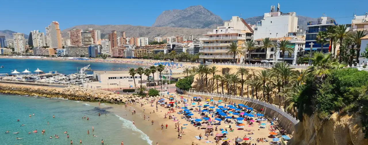 Strand und Promenade von Belidorm in Alicante, Spanien