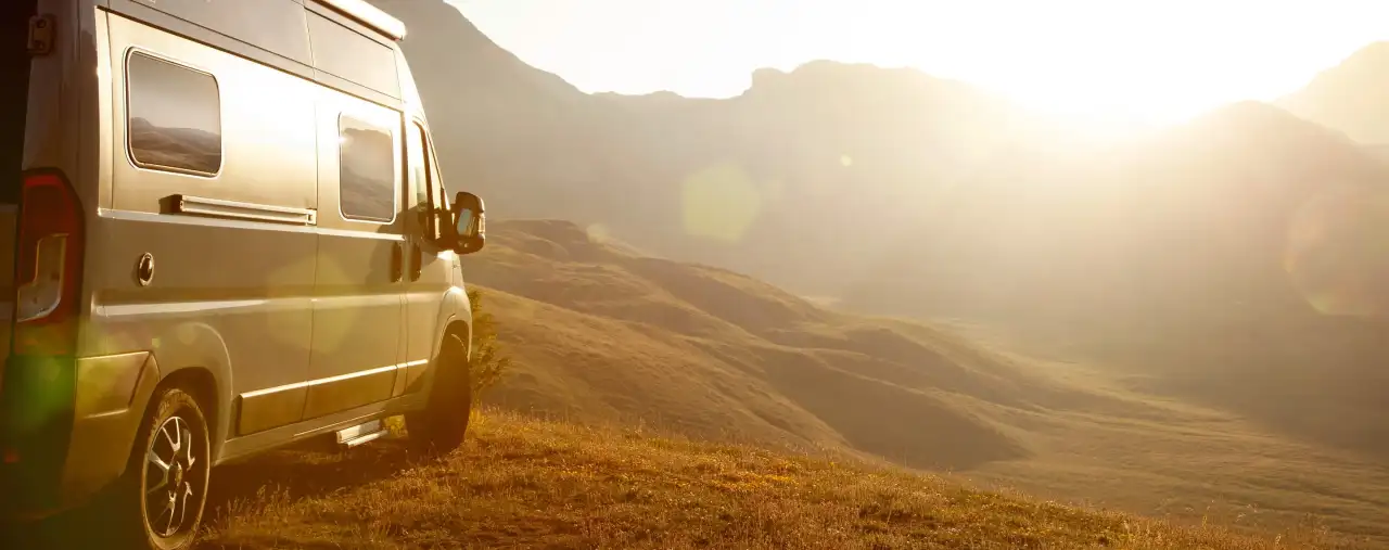 VanTourer Campervan in der sonnendurchfluteten Landschaft