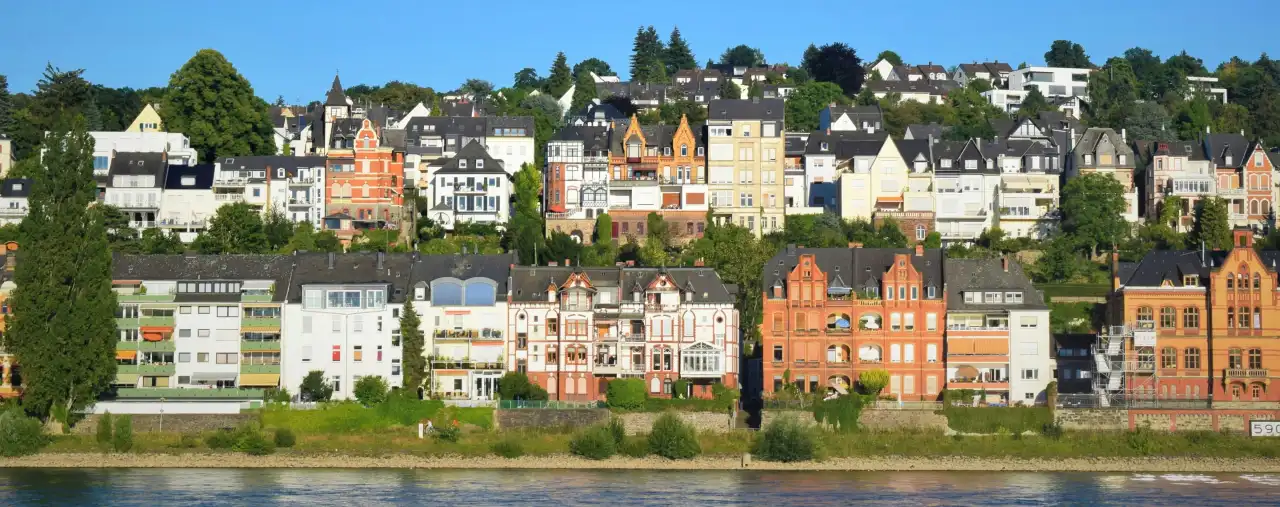 Häuser am Flussufer in Koblenz, Rheinland-Pfalz