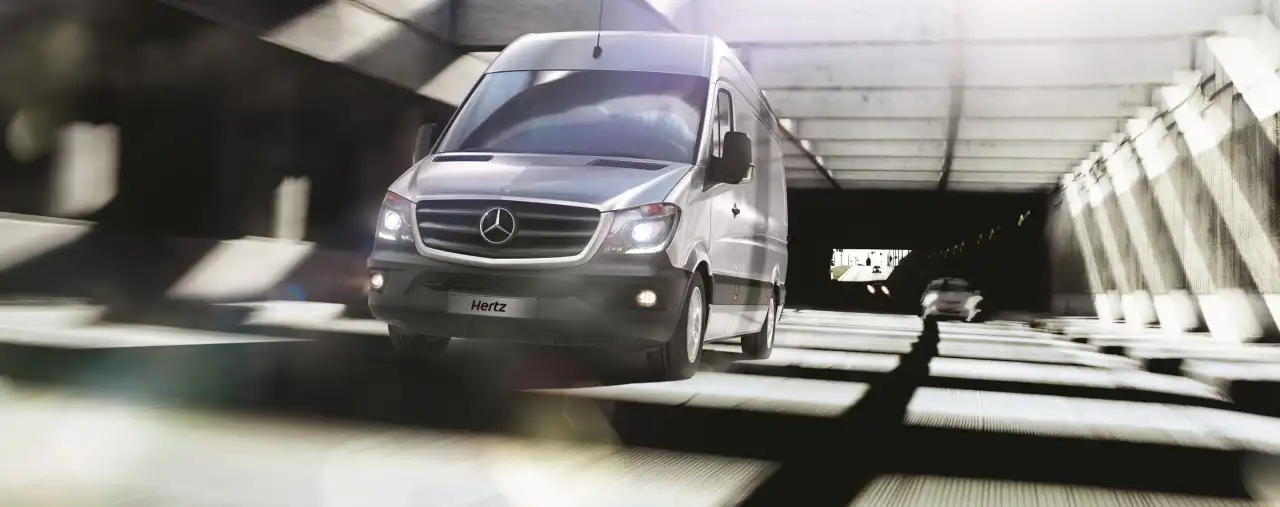 hertz transporter, sprinter fährt durch einen tunnel