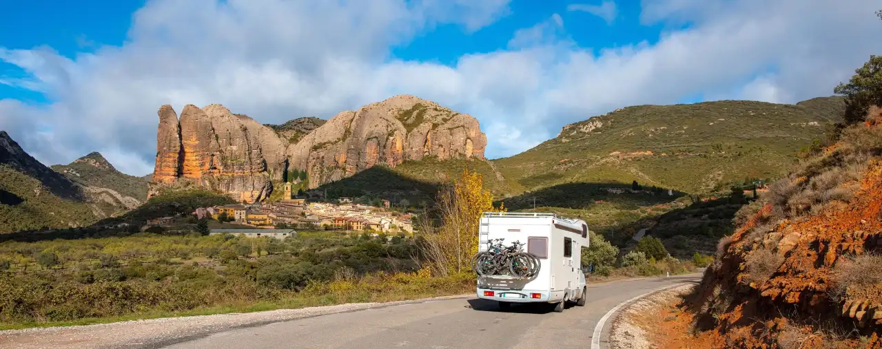 wohnmobil auf strasse aguero village in spanien