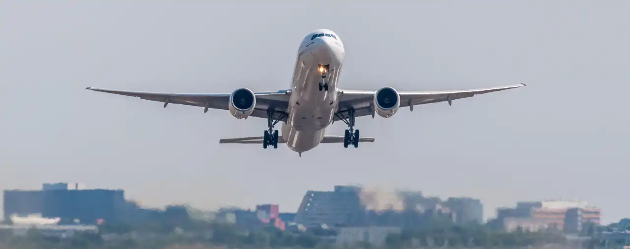 Startendes Flugzeug am Flughafen Hamburg