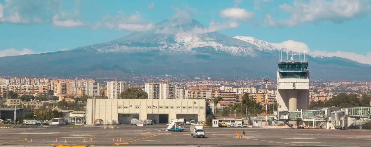Flughafen von Catania auf Sizilien mit Ätna im Hintergrund