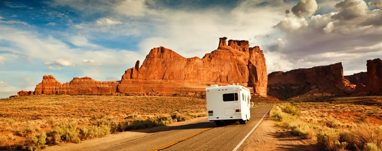 Wohnmobil auf Straße mit Felsformationen in den USA