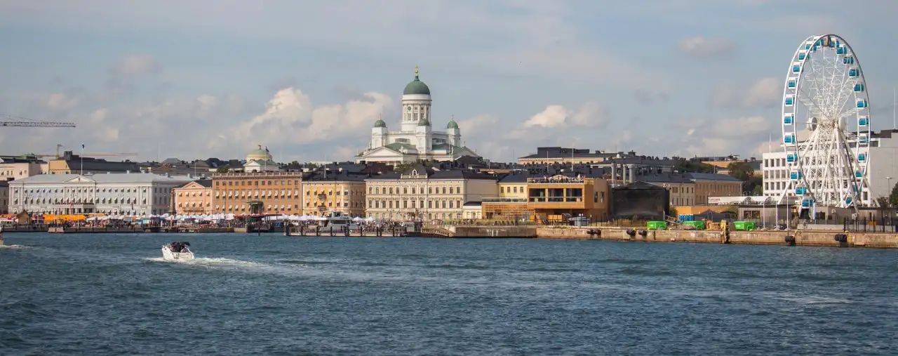 Helsinki vom Meer aus