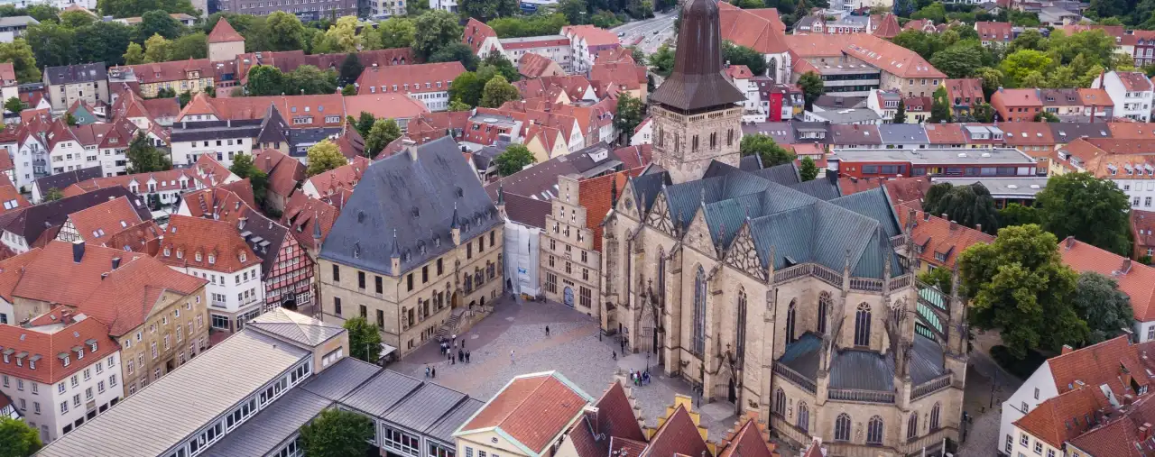 Panoramablick auf Osnabrück mit Marktplatz und Rathaus