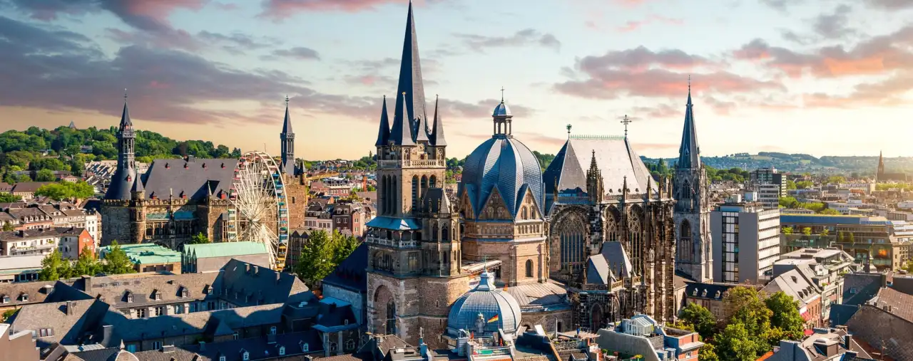 Stadtpanorama von Aachen mit Dom und Riesenrad