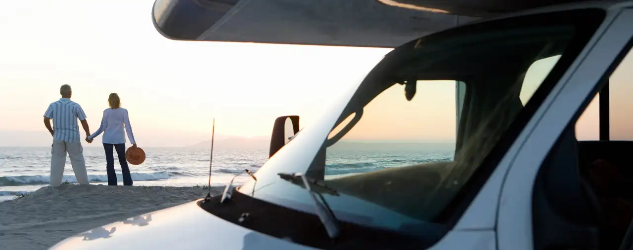 pärchen pause am meer mit alkoven wohnmobil