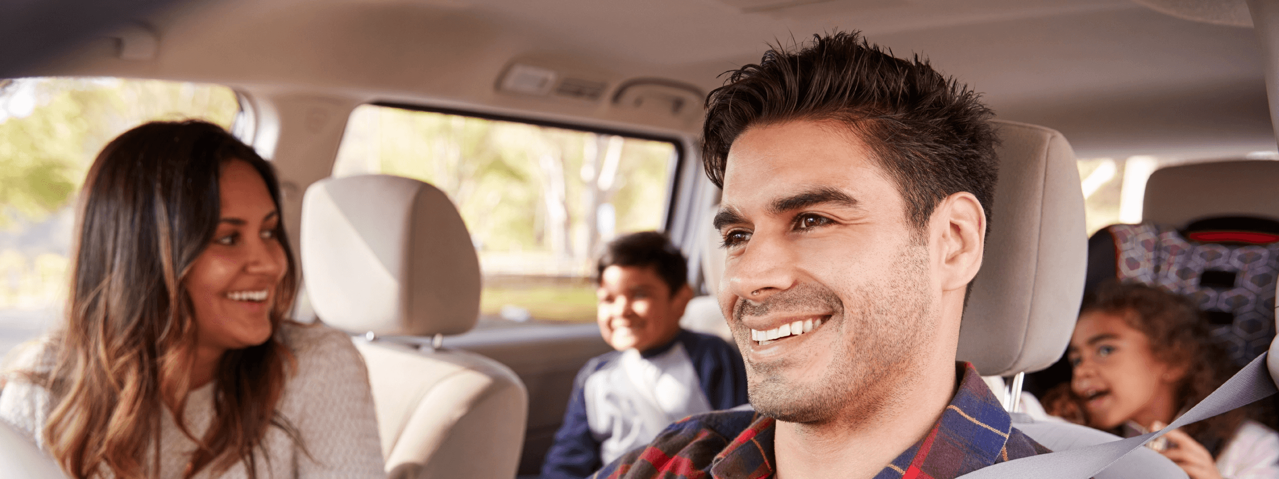 enterprise mietwagen familie im auto seitenansicht
