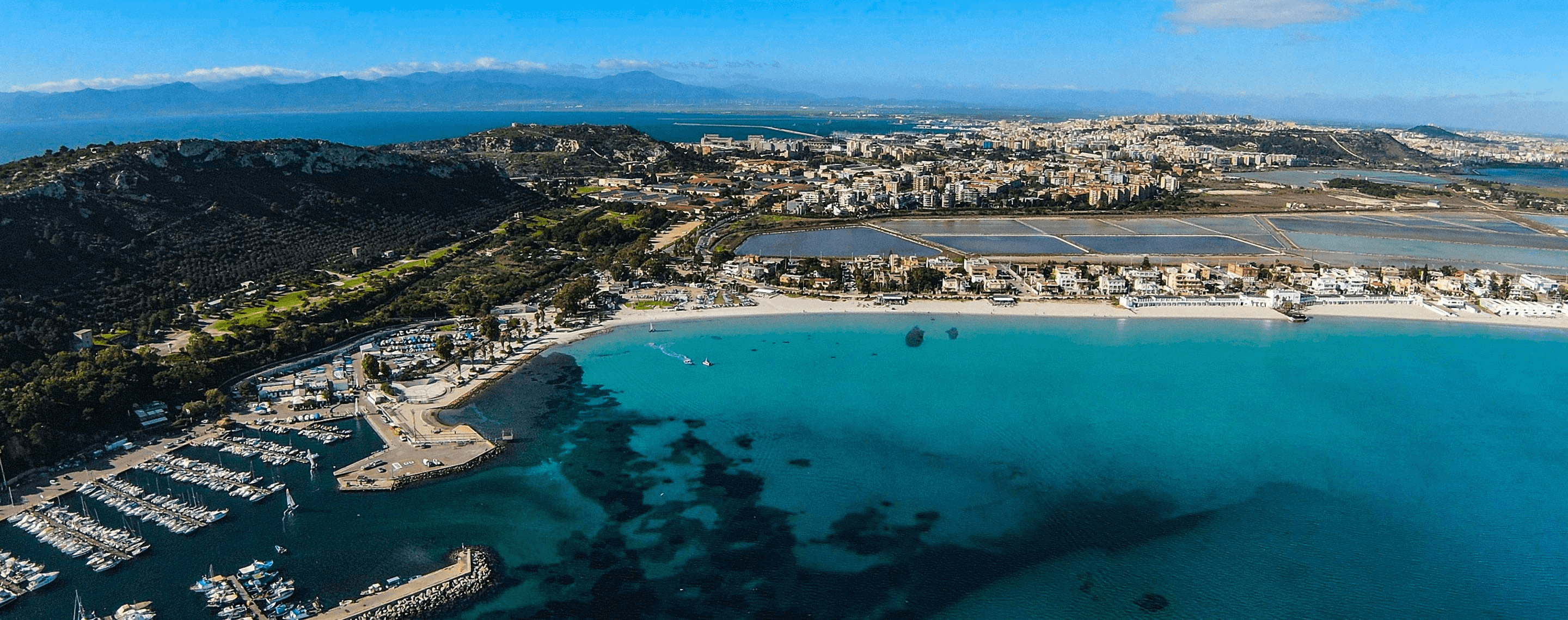 hafen und strand von cagliari aus der vogelperpektive, sardinien, italien