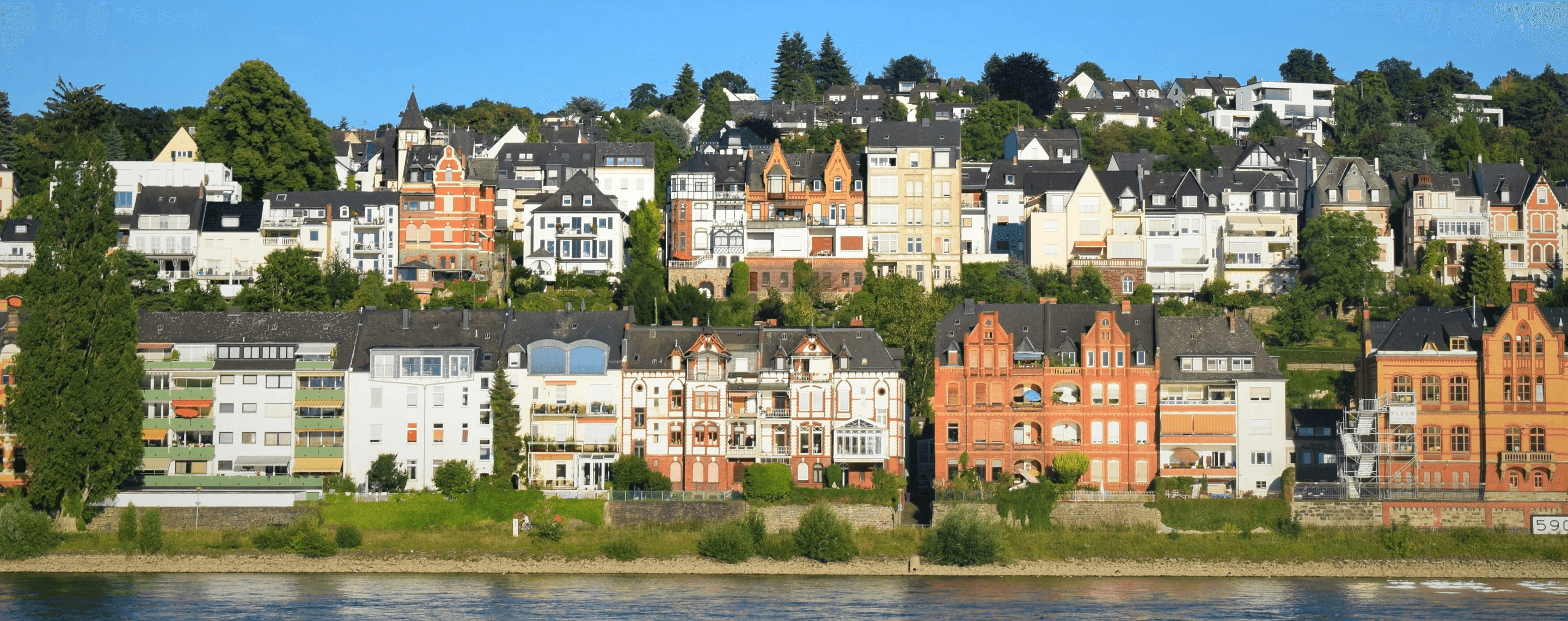 Häuser am Flussufer in Koblenz, Rheinland-Pfalz