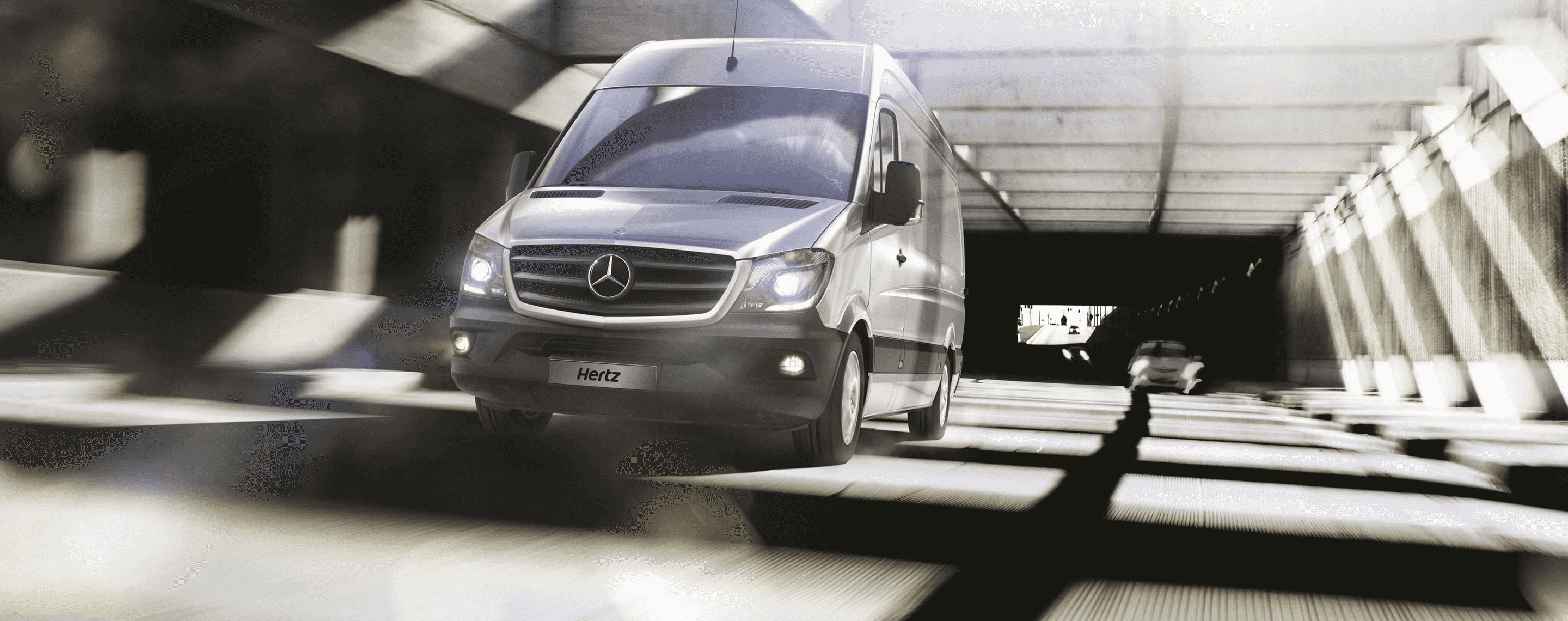 hertz transporter, sprinter fährt durch einen tunnel