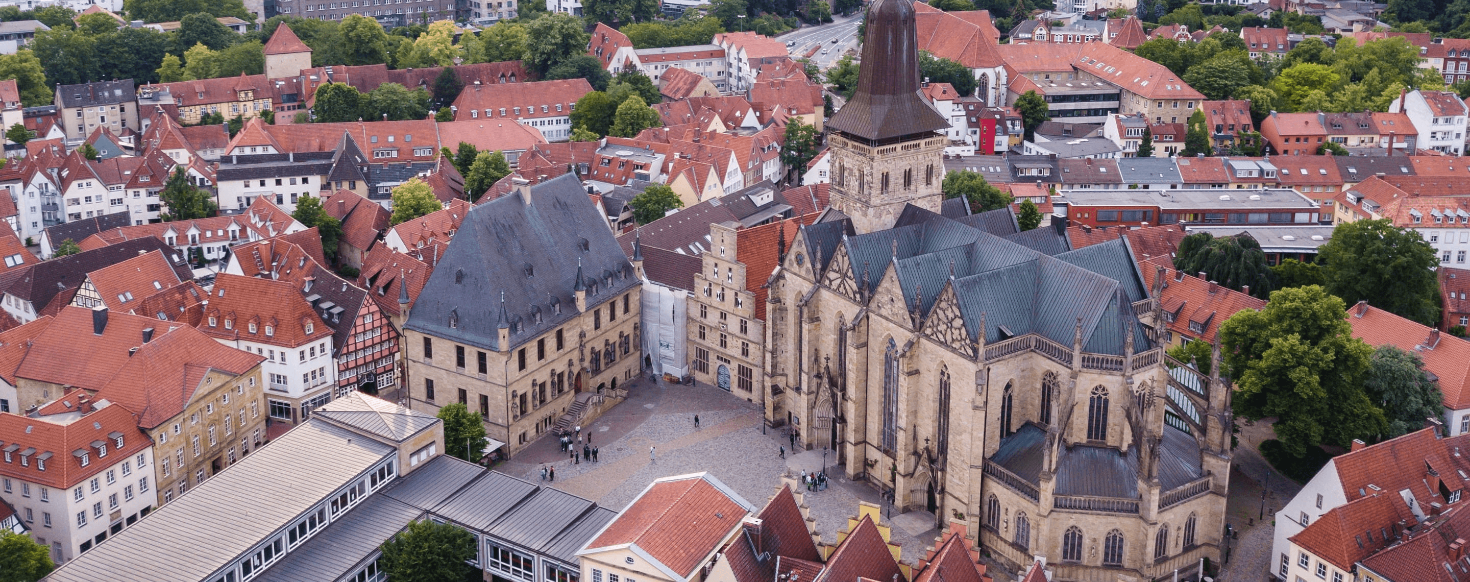Panoramablick auf Osnabrück mit Marktplatz und Rathaus