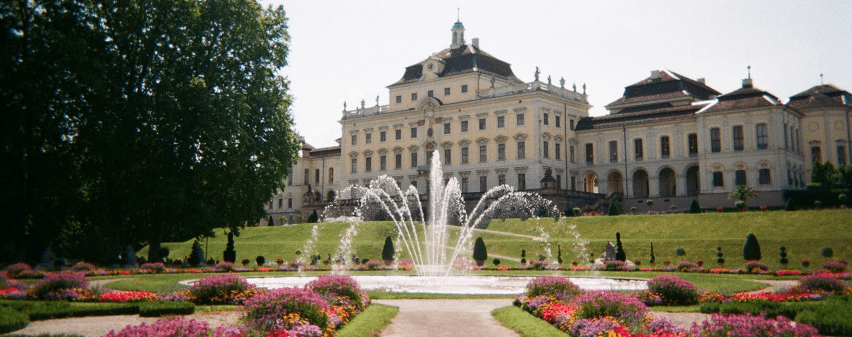 Residenzschloss in Ludwigsburg mit Springbrunnen